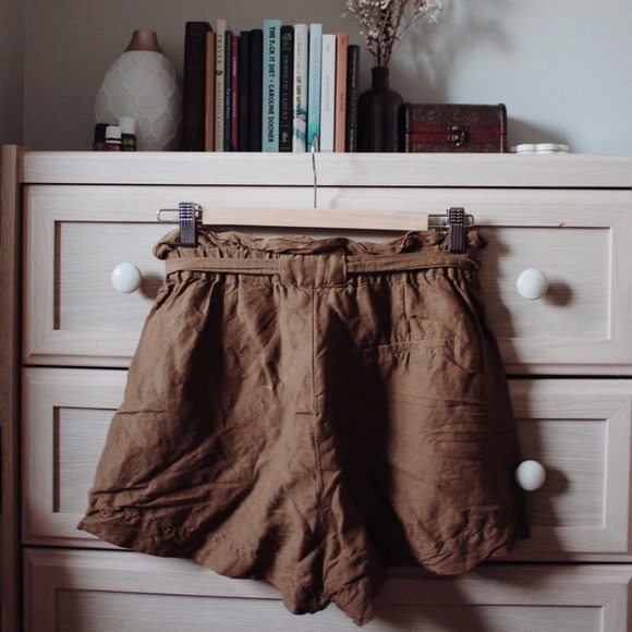 Olive green high waisted paper bag shorts - Picture 2 of 2